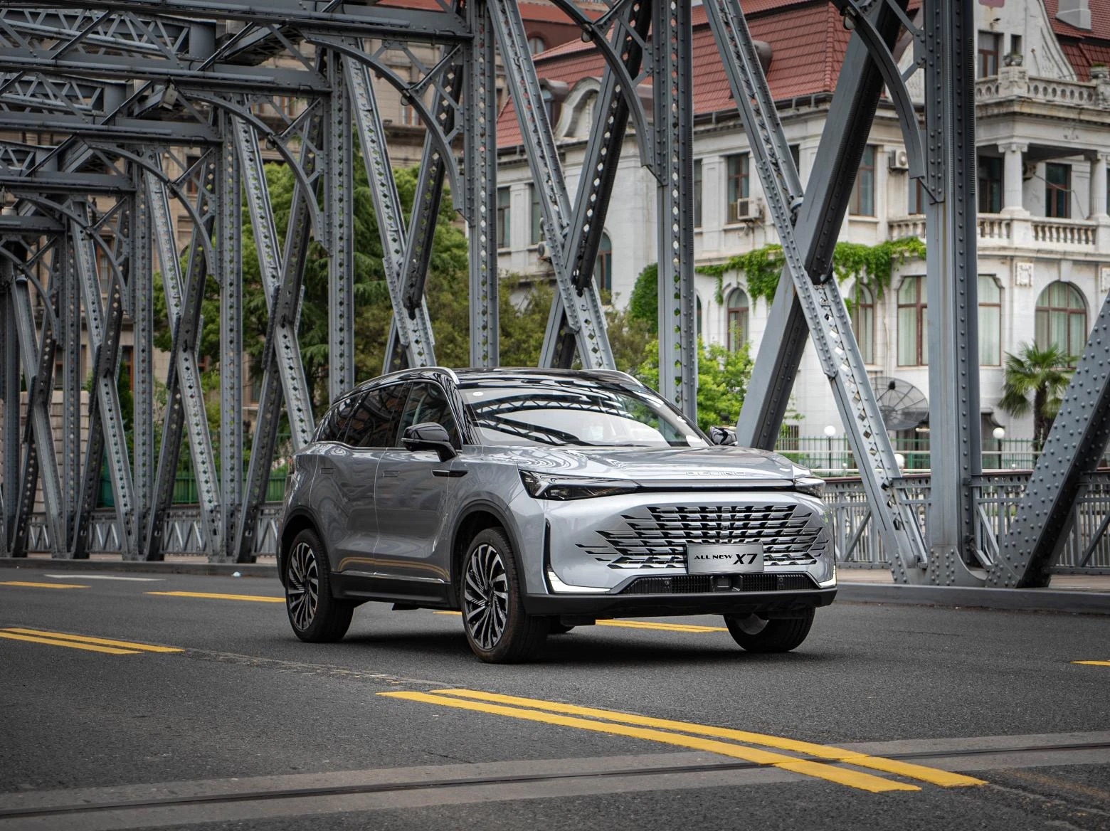 Wide front grill, LED headlights, daytime running lights, and front fog lights. The sides feature 19 inch wheels, hidden smart sense body-colored door handles, and colored power-adjustable side mirrors with turn signals.