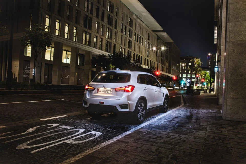 At the front, highly efficient LED headlamps, daytime running lamps and fog lamps have been placed further out to illuminate more of the road with intensive white light. At the rear, a new T-shaped tail lamp, LED stop lamp and turn lamp (indicator) offer better visibility for cars behind.