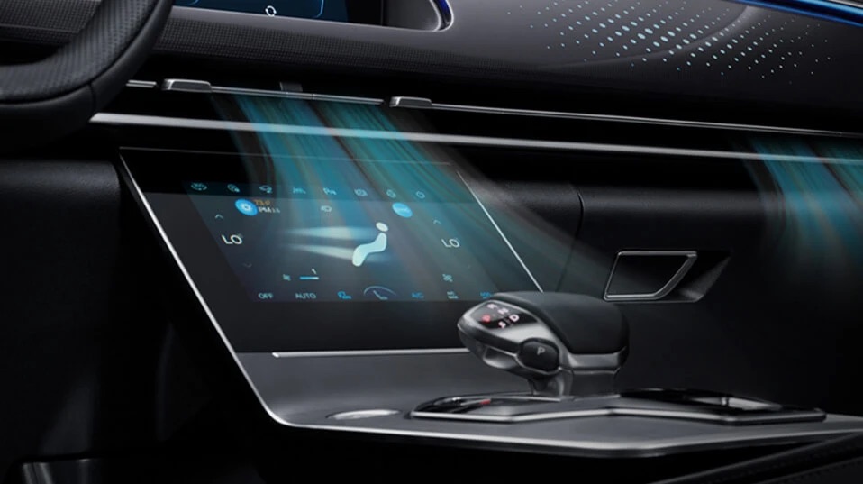 The air outlet design that runs through the entireconsole provides comprehensive air filtrationcapabilities, and the air conditioning system offers arange of comfortable options.