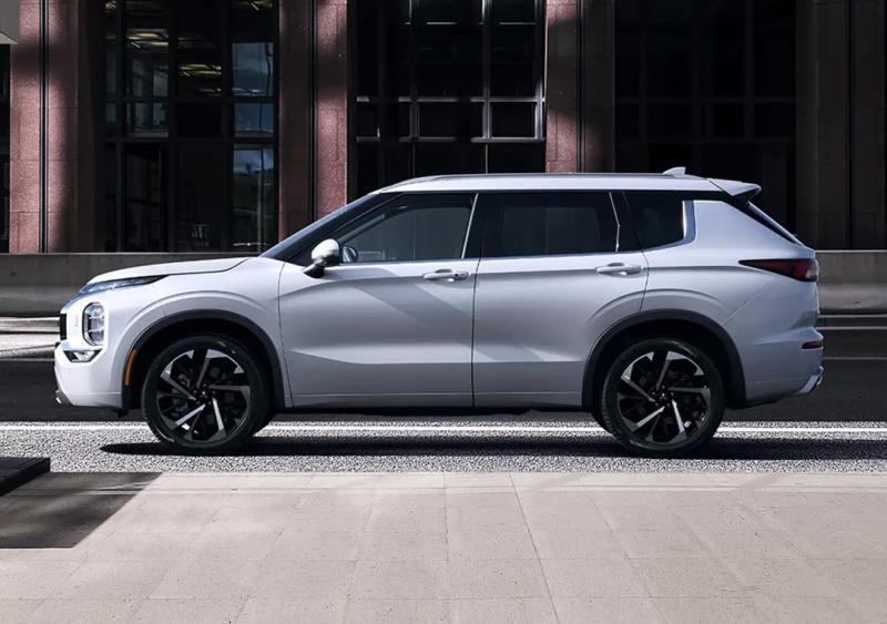 The all-new OUTLANDER has sculpted sides, muscular wheel arches and solid fenders. Further back, the flared rear pillar resembles a jet tail fin.