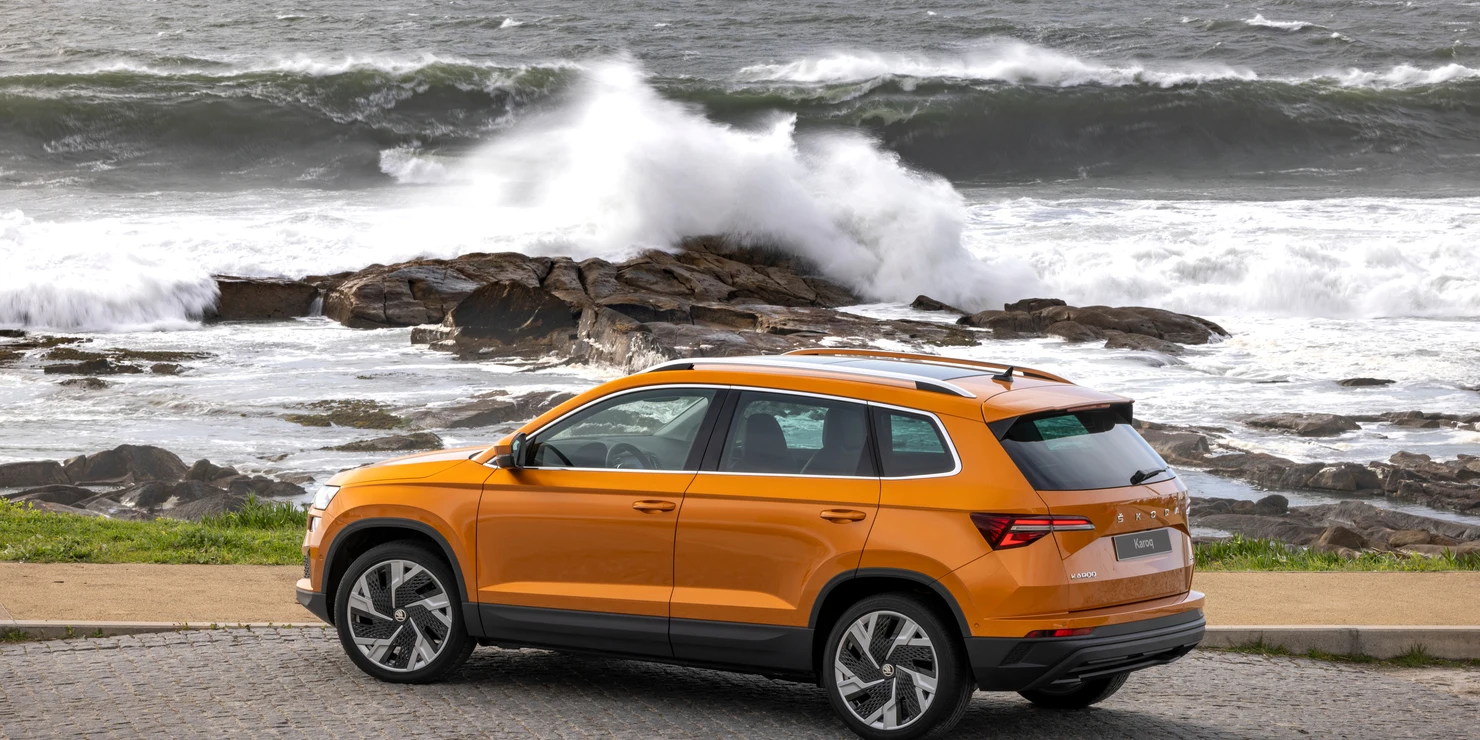 The angular wheel arches and protective sill covers underline the new Karoq’s character.