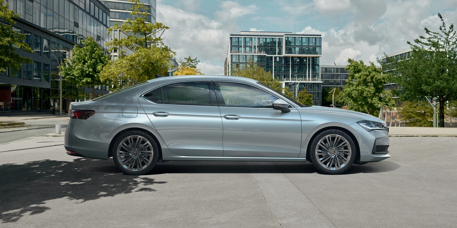 Fluent roof line, aerodynamic wing mirrors and up to 19` wheels bring out the Superb’s sleek and modern design.