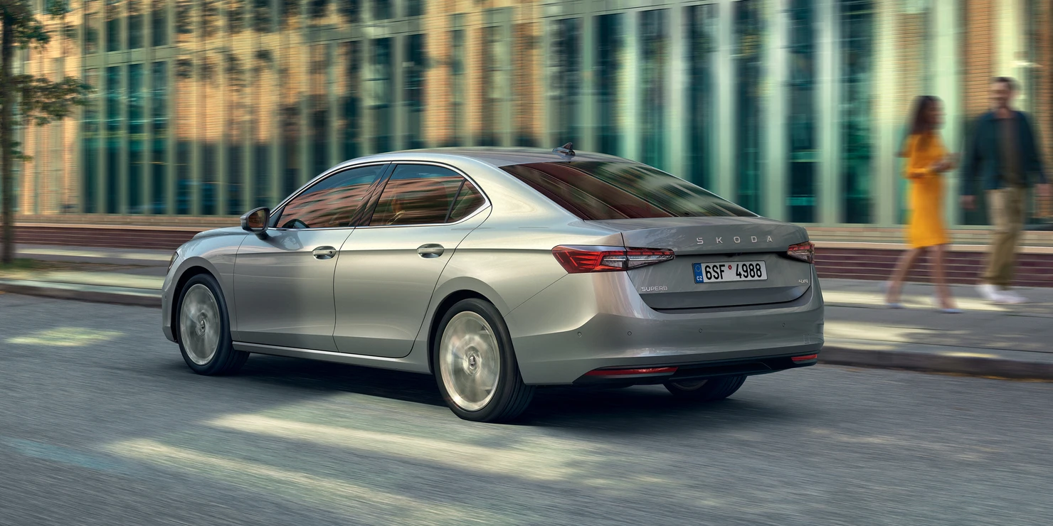 The clean lines at the back of the car and the narrow LED rear lights give the Superb a dynamic feel.