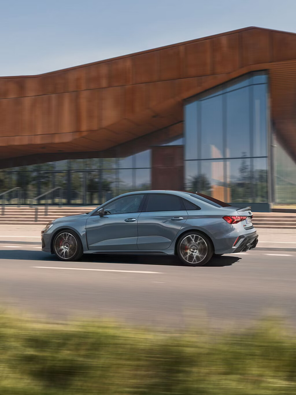With an output of 400 hp and a torque of 500 Nm, the engine is a highlight of 5-cylinder technology. Special RS vehicle settings in conjunction with quattro all-wheel drive with torque splitter ensure enhanced agility.