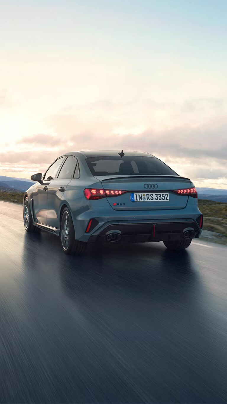 The RS sport exhaust system with black gloss, oval tailpipes gives the new Audi RS 3 Sedan that full-bodied sound that hints at the engine’s power when you step on the accelerator.