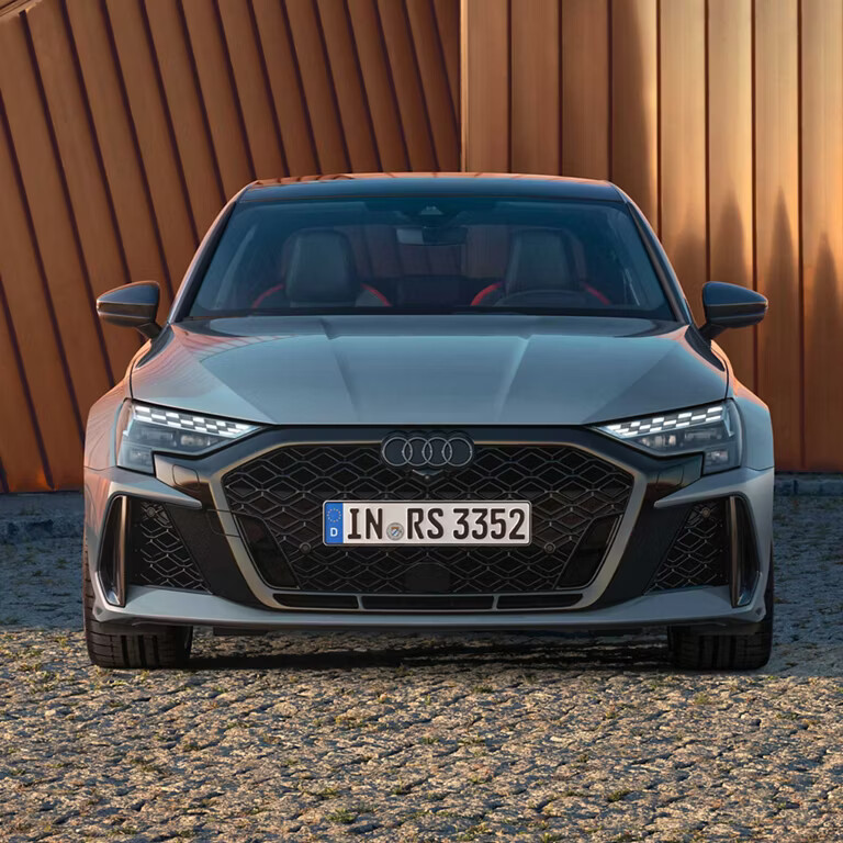 The front end is defined by the flat, wide Audi Single frame with RS-specific honeycomb grille, flanked by large side air inlets in carbon. The front spoiler is also made of carbon with a rhombus grille in gloss black.