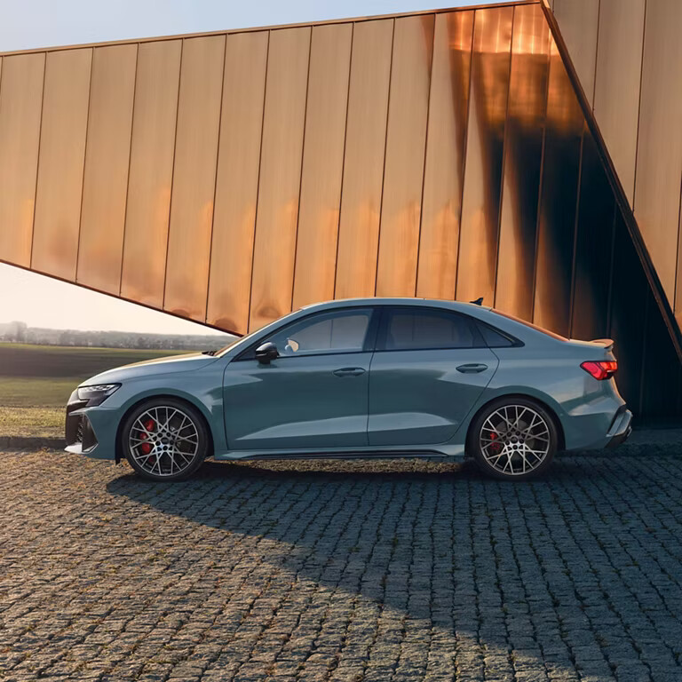 The sporty RS side sills reinforce the powerful look with the inlay in carbon. In addition, 19-inch wheels that you can order as an option in the eye-catching motorsport design of the Audi RS 3 LMS create an expressive appearance.