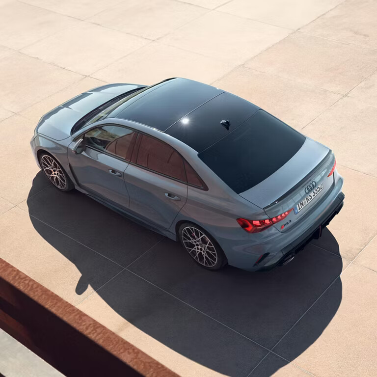 With its tinted glass surface, the panoramic glass roof lends the interior an exclusive atmosphere. For convenient operation, the glass element is opened and tilted electrically. A lightproof sunblind provides additional protection against intense sunlight.