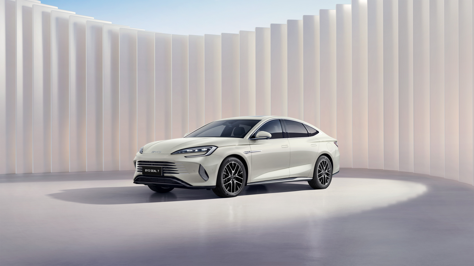 تتبع BYD SEAL7 DM-i أسلوب تصميم سلسلة BYD Ocean، بخطوطها الانسيابية وديناميكياتها العالية. تتجلى `الجماليات البحرية` بوضوح في شكل هيكلها ونقوشها الدقيقة. ولا يقتصر الجمع بين شكلها الخلفي المنحني والمصابيح الأمامية الحادة على منحها قوة جر عالية فحسب، بل يُحسّن أيضًا من الديناميكية الهوائية، ويُقلل من معامل السحب، ويُسهّل رفع المحور.