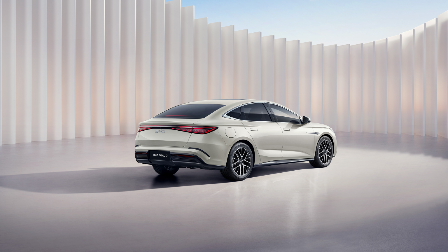 إن الجمع بين شكل السيارة الخلفي السريع والمصابيح الأمامية الحادة لا يمنح السيارة قوة جر عالية للغاية فحسب، بل يعمل أيضًا على تحسين الديناميكية الهوائية، ويقلل من معامل السحب، ويسهل رفع المحور.