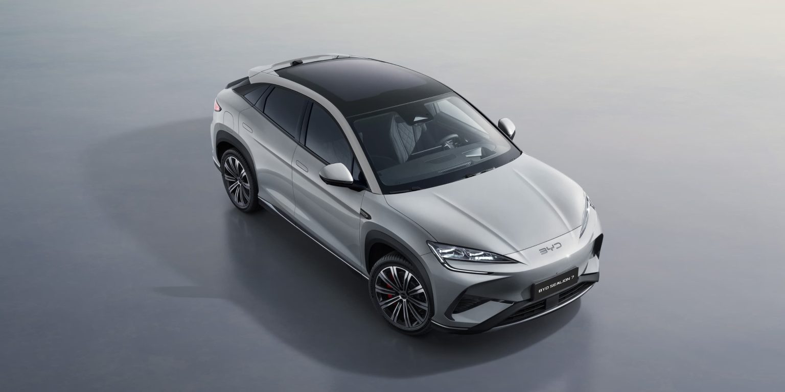 Its sleek, flowing lines and aerodynamic profile give the SEALION 7 a sporty, futuristic look that turns heads wherever you go. The extended wheelbase not only enhances the vehicle’s dynamic presence but also provides a spacious and comfortable interior, blending style with practicality.