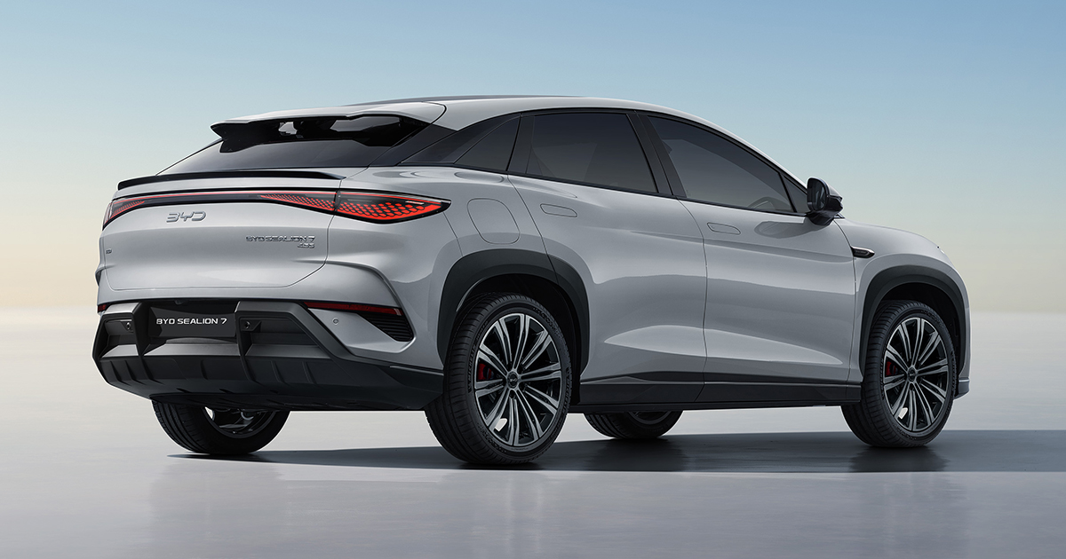 The SEALION 7’s futuristic tail lamps combine sleek linear light strips with water-drop-shaped dots, creating a sense of movement and energy. These design elements evoke the high-speed motion of water droplets, giving this electric SUV a modern aesthetic that stands out on the road.