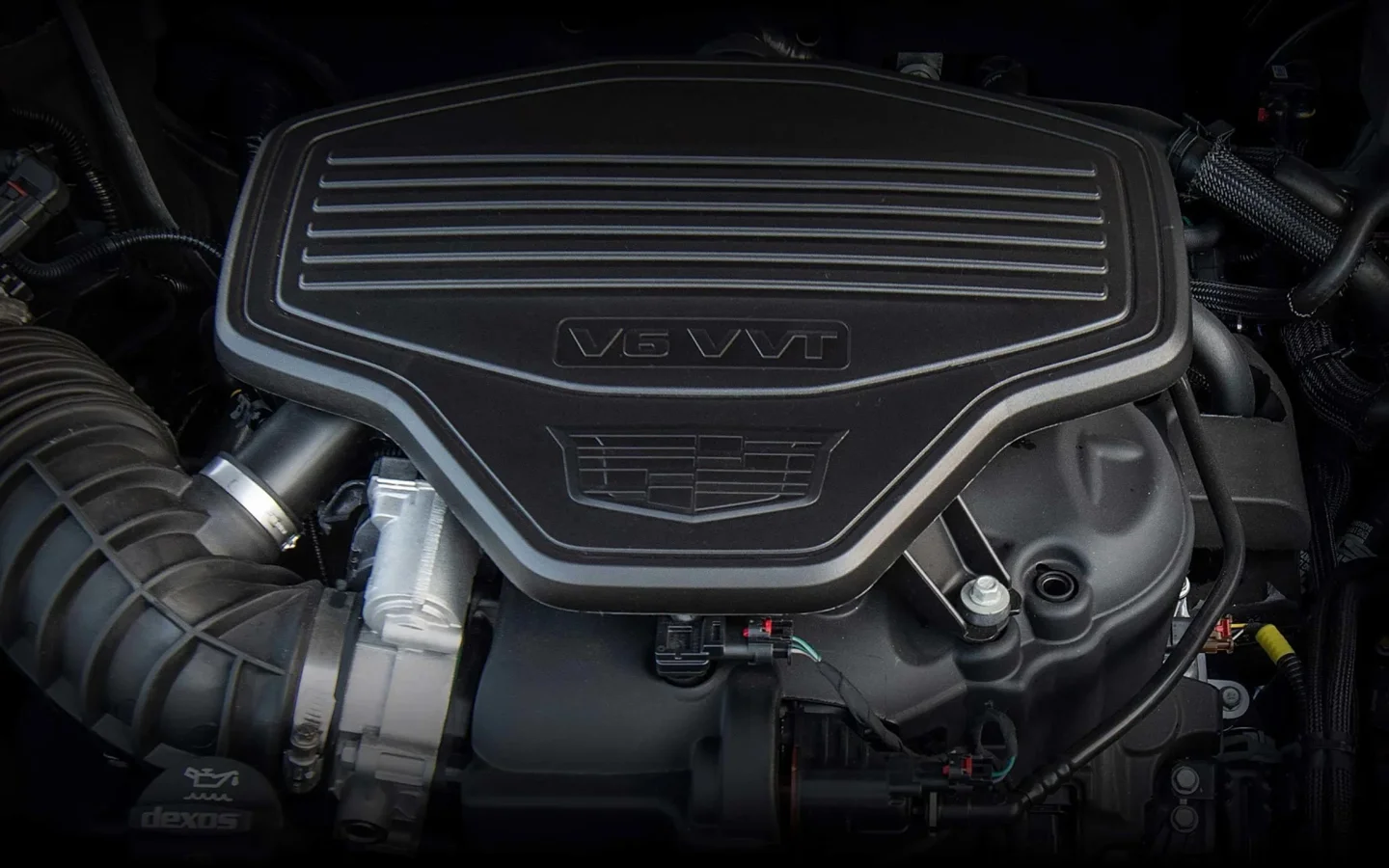 XT5 offers two distinct engine options. First, a spirited 2.0L Turbo engine with 235 hp and 350 newton-meter of torque made for driving thrills. The second is a robust 3.6L V6 engine with 310 hp and 366 newton-meter of torque for performance that stands out.