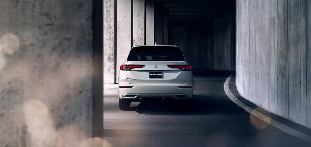 By controlling the power difference of the brakes on left and right wheels, it increases drive torque on the outer side of the wheels and decreases it on the inner side when turning. It helps the vehicle change direction smoothly and improves cornering performance.