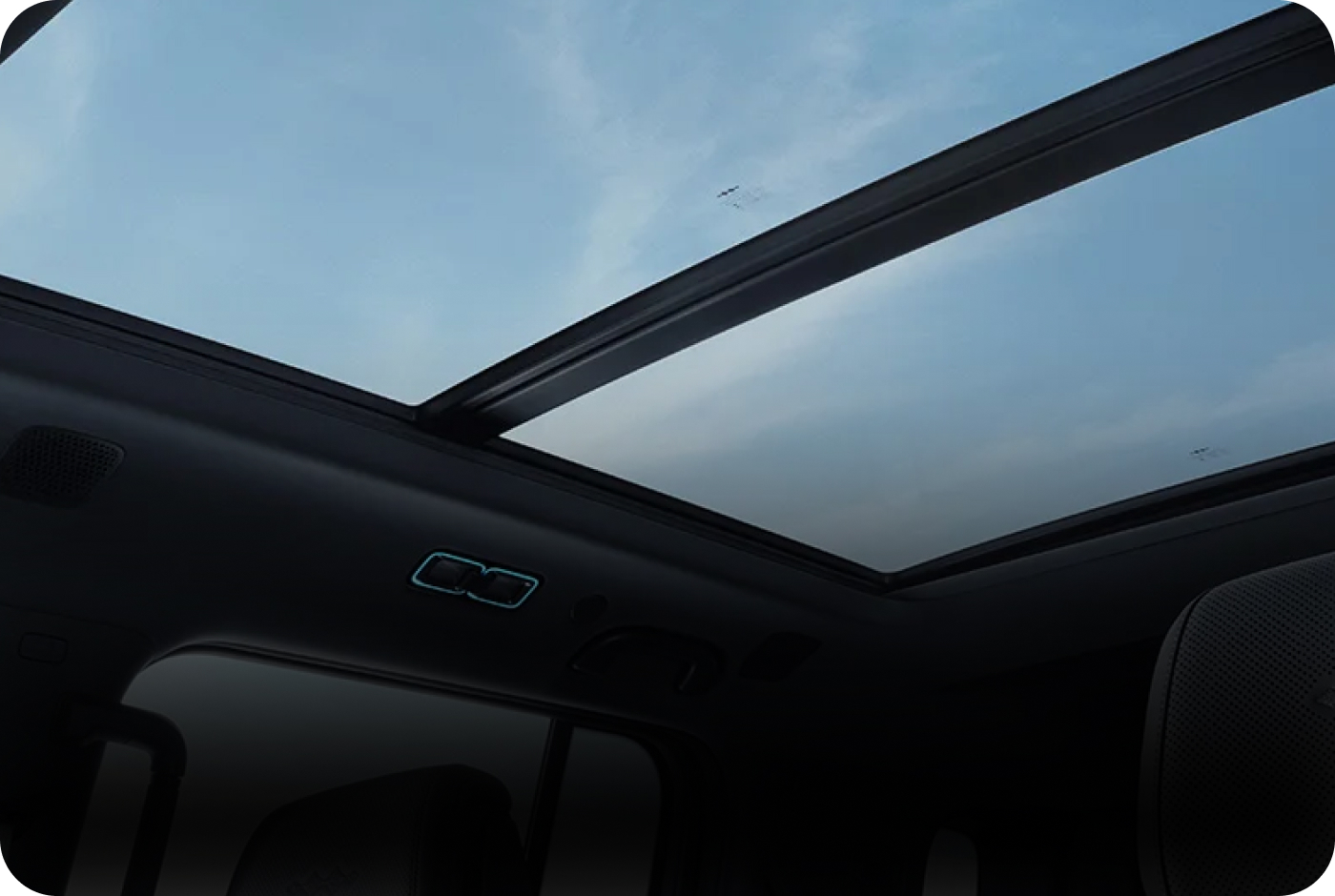 The Denza B5’s panoramic sunroof opens up a spacious, light-filled view for an elevated driving experience.