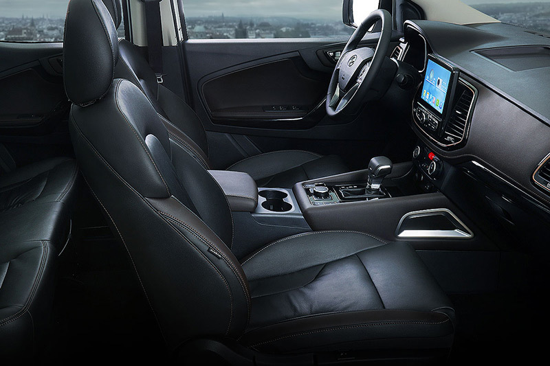 Partition Instrument Display, small 4-spoke steering wheel and 8’’ Central Control Screen, feeling sporty and fashionable.