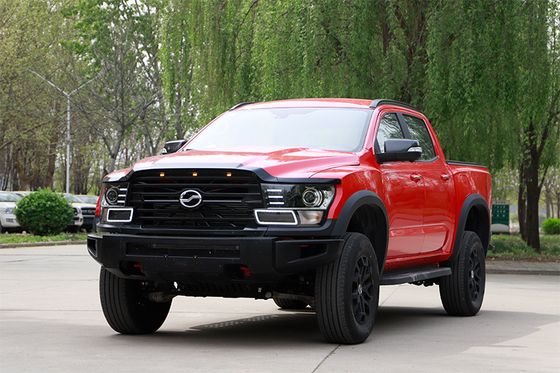 The black air intake grille shows the King`s demeanor.