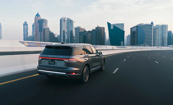 The Lincoln Aviator has a standard Air Glide Suspension, which replaces traditional hard coil springs with air bladders. These automatically inflate and deflate to help soften your ride, creating the sensation of riding on air, quite literally. This system allows the vehicle to “kneel” down to greet you as you approach, making getting in and loading cargo more effortless. Plus the suspension will rise and lower based on specific drive modes.