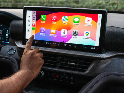 Enjoy a seamless connectivity on the 13.2″ touchscreen with wireless Apple CarPlay® and Android Auto™.
