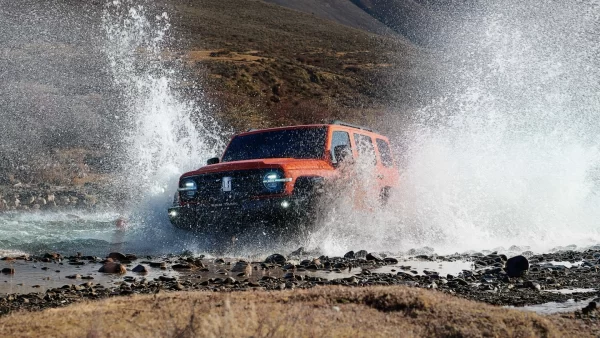 يمكن تفعيل الأقفال التفاضلية الميكانيكية التي يتم التحكم بها إلكترونيًا للمحاور الأمامية والخلفية من خلال زر إلكتروني، مما ينقل قوة جر المحرك إلى العجلات ذات القبضة، وبالتالي تعزيز قدرة السيارة على التحرر.