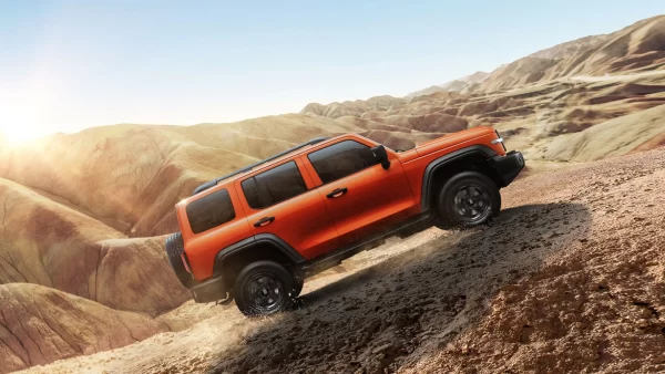 في ظل ظروف الطريق الخاصة، عندما يتم تنشيط وضع الزحف، يتحكم النظام تلقائيًا في أنظمة الطاقة والفرامل للحفاظ على سرعة ثابتة، مما يعزز السلامة على الطرق الوعرة.