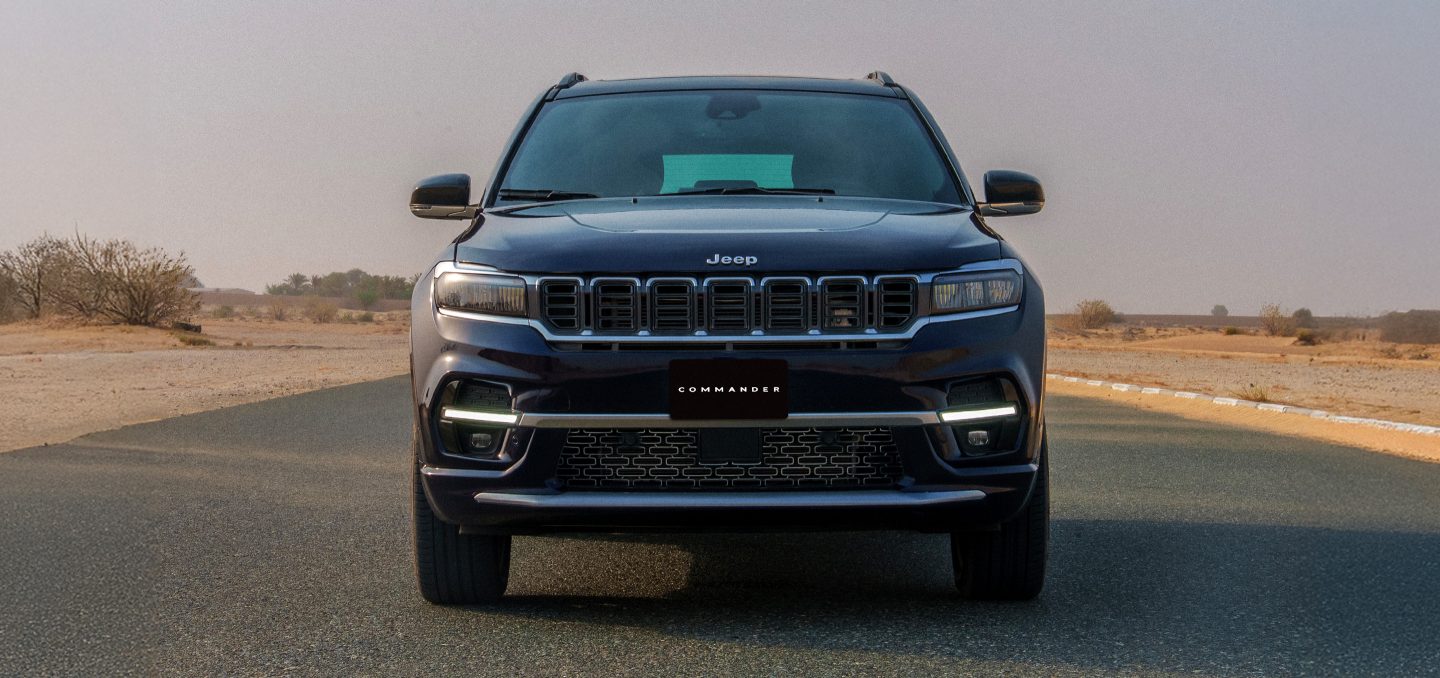 استمتع بأسلوب فريد مع سقف جيب كوماندر الخارجي ثنائي اللون. تصميمه الأنيق والعصري يتناغم مع تباين الألوان.