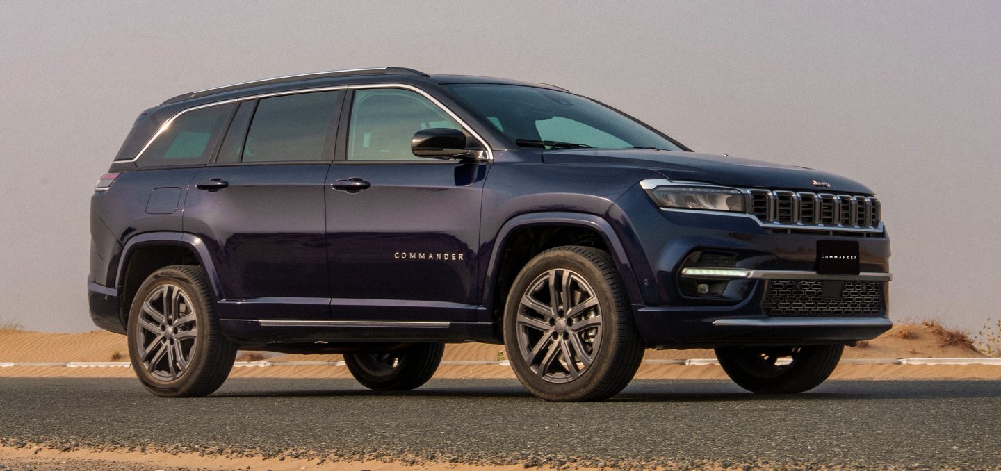 تتميز سيارة جيب ® كوماندر بمرايا قابلة للطي تلقائيًا مع وظيفة الإمالة للأسفل لتسهيل المناورات العكسية والأضواء الاتجاهية لرحلات أكثر أمانًا.