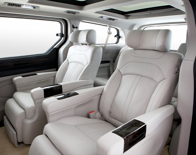 Rotating seat for convenient communication.