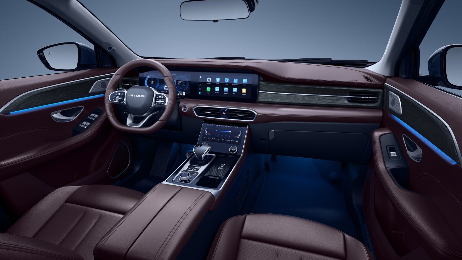 تتميز سيارة جيتور X90 بلس بتصميم داخلي راقي مع شاشات رقمية متقدمة وتشطيبات جلدية وأدوات تحكم حديثة تركز على السائق.