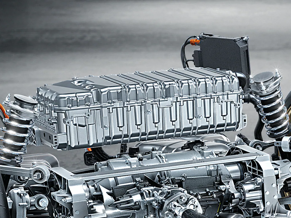 The AMG High Performance battery combines high power with low weight to increase the performance of the vehicle. It is designed for particularly high power output and rapid energy absorption, which can be called up frequently in succession. The innovative direct cooling ensures a balanced temperature control.