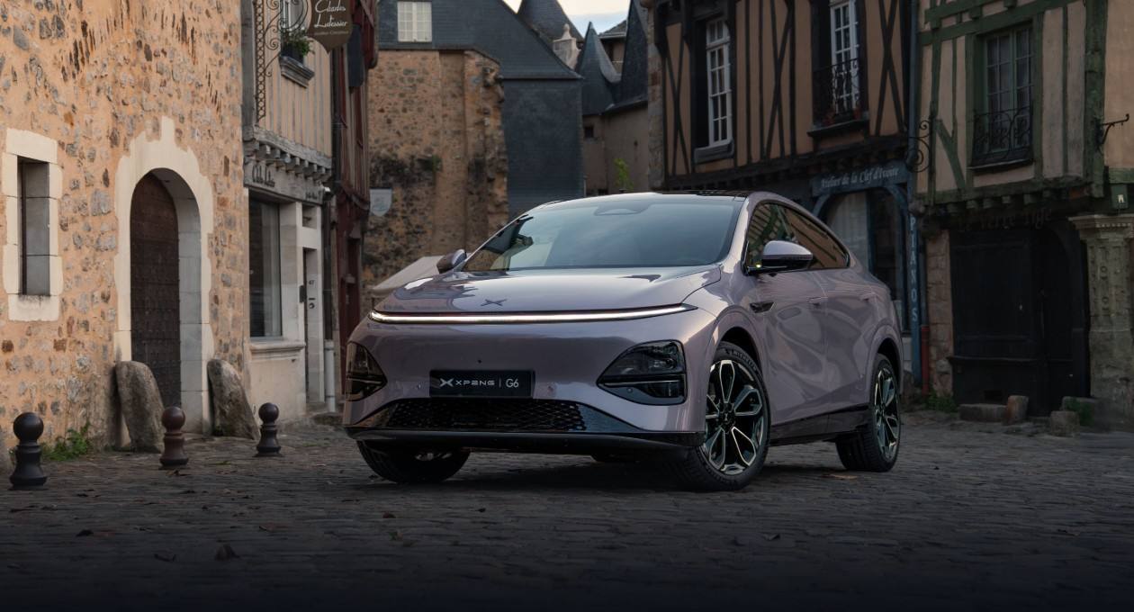 Bold Robot Face framed by the Full-width Integrated Light Bar for futuristic presence.