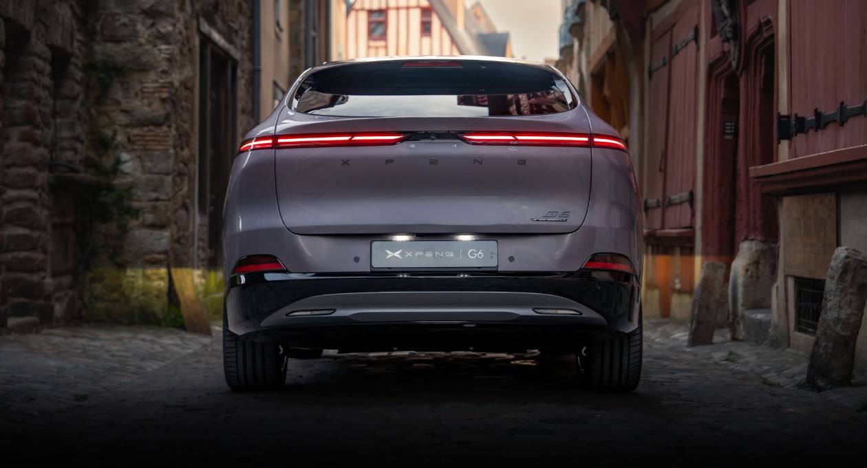 Aerodynamic ducktail spoiler with suspended light bar enhances both form and airflow control.