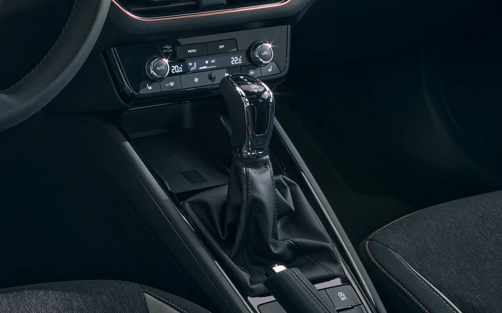 Most of the Kamiq’s engine set-ups feature an automatic transmission – the DSG. The DSG is an automatic gearbox equipped with two independent gearboxes and clutches. Its main advantages include the ability to change gears smoothly at lightning speeds, while keeping to low fuel consumption. The Kamiq can be fitted with a steering wheel with DSG shift controls for the ultimate driving experience.