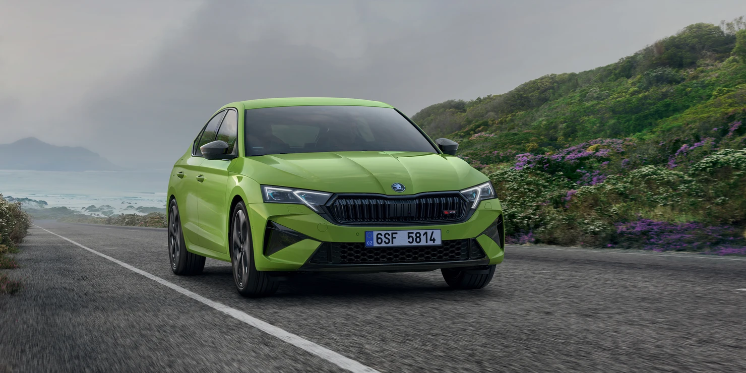 The RS badge on the radiator grille and the RS-specific front bumper sharpen the Octavia RS’s aggressive look.