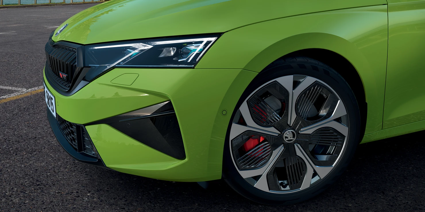 The 265 PS, progressive steering and sports chassis are a guarantee of the ultimate driving experience.
19` Elias anthracite alloy wheels.