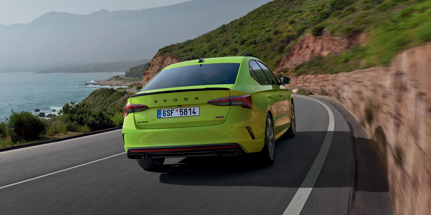 The RS-specific rear bumper and special sports exhaust with two visible tailpipes underline the car’s sportiness.