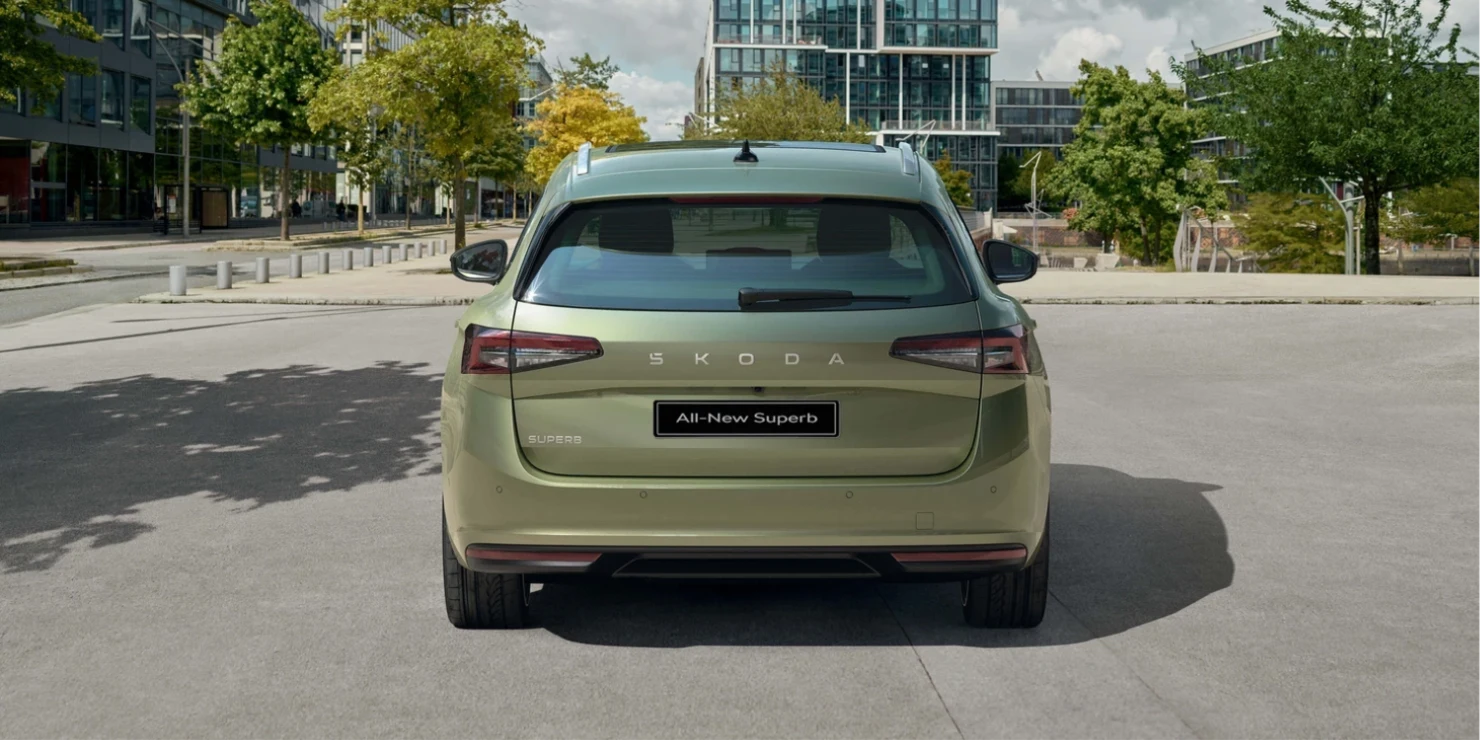 The clean lines at the back of the car and the narrow LED rear lights give the Superb a dynamic feel.