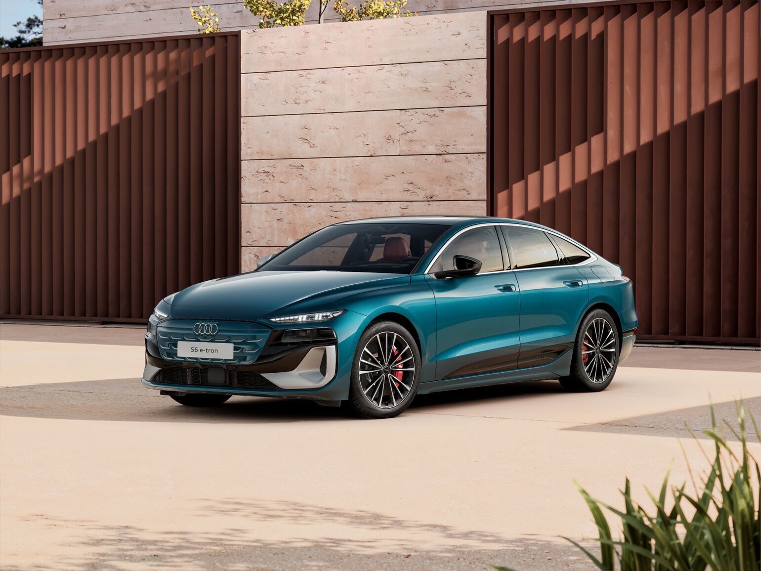The coupé silhouette, exterior mirror housings in matt chrome look, silver, 21-inch wheels in S design and brake calipers with S logo exude elegant sportiness. The black inlay symbolizes the battery, the heart of the vehicle.