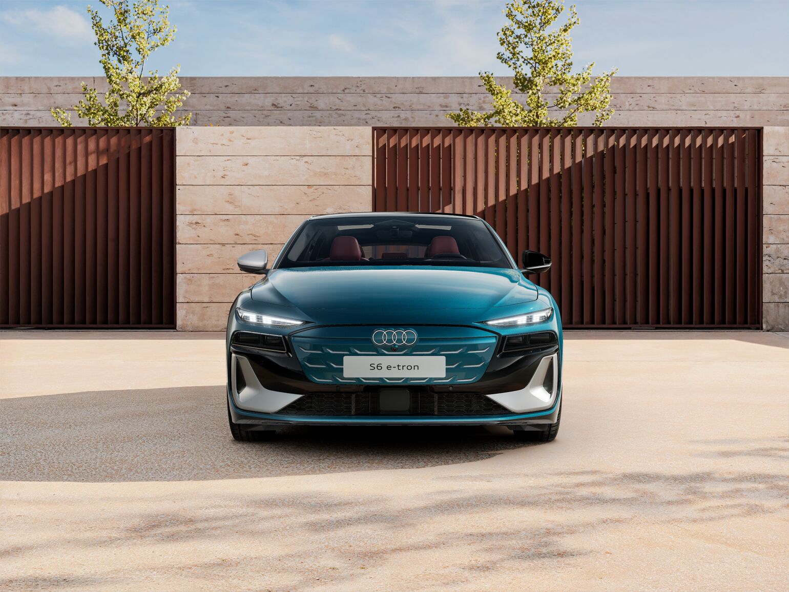 The inverted Singleframe in the body color, flanked by striking air inlets in chrome look, matt silver, makes a progressive statement. The bumpers in S-specific design round off the sporty look.