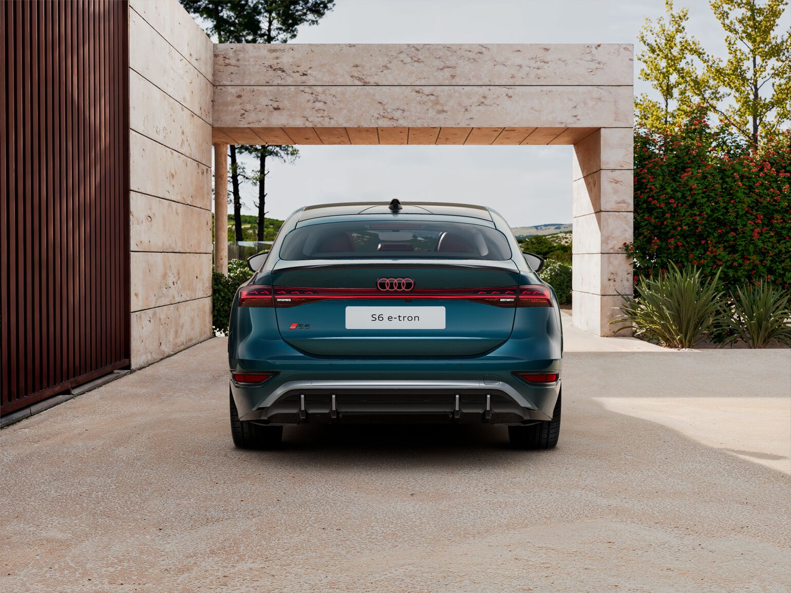 The S-specific rear diffuser with inlays in chrome look, matt silver accentuates the vehicle’s dynamism. The width of the rear end is clearly emphasized by the continuous light strip with illuminated Audi rings.