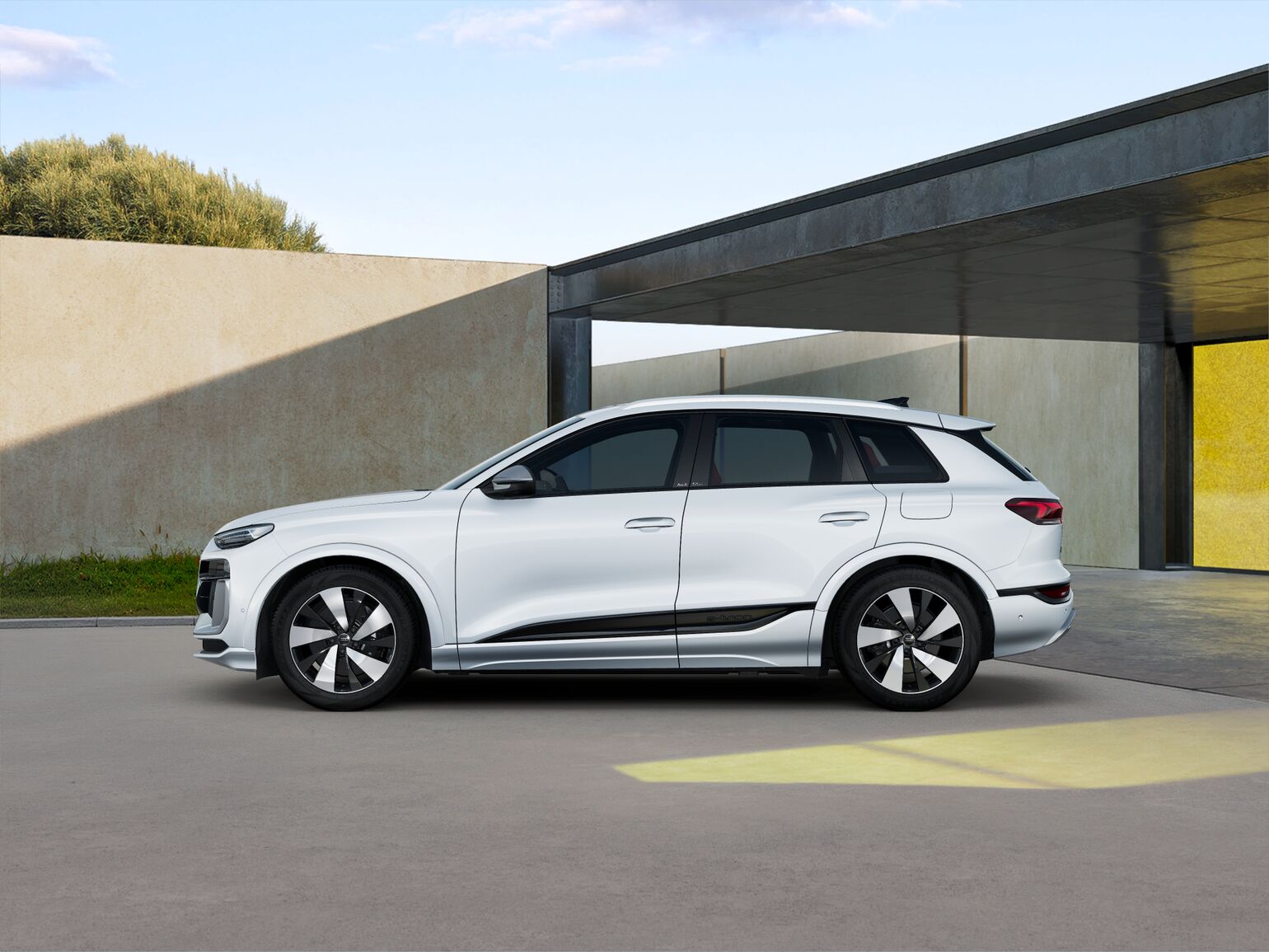 The premium SUV stands out with its high shoulder line, straight roof line and long wheelbase. Brake calipers with S logo and exterior mirror housings in chrome look, matt silver emphasize the vehicle’s sporty character, while the exterior mirror housings in black become a real design highlight in the exterior package, black.