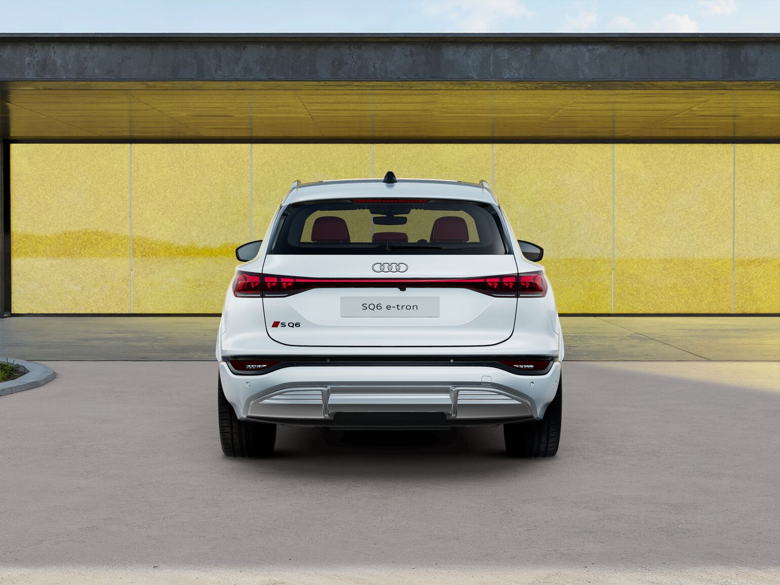 The rear end with its dynamic indentations exudes power and, at the same time, looks clear and tidy. Progressive Audi design is continued with the continuous light strip, while the exterior package, black with Audi rings in anthracite grey adds sporty accents.