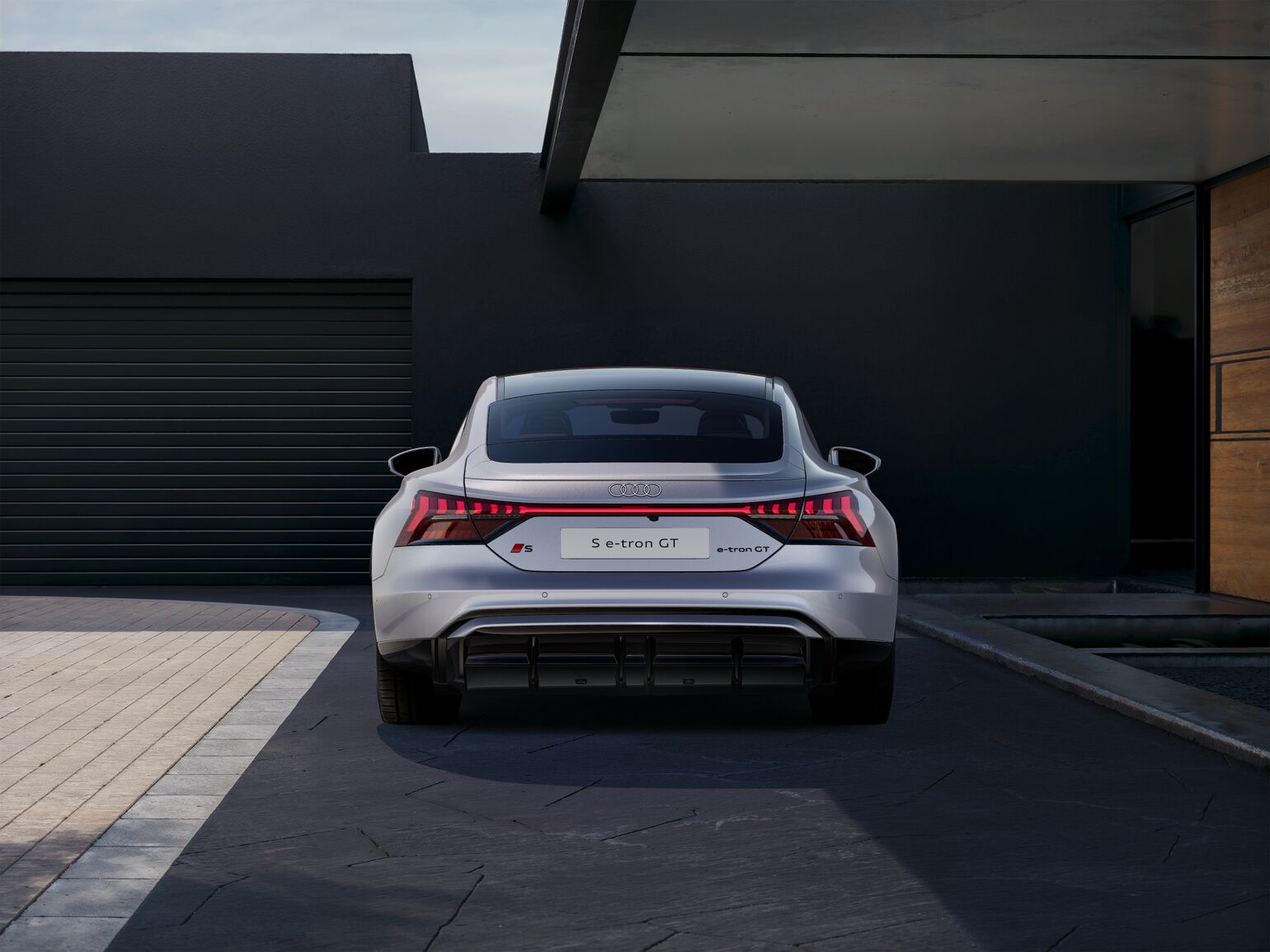 The powerful rear diffuser combines aerodynamics with visual clarity. While the vertical slats reduce air turbulence, the inlay in body color above the diffuser underlines the design language of the S model.
