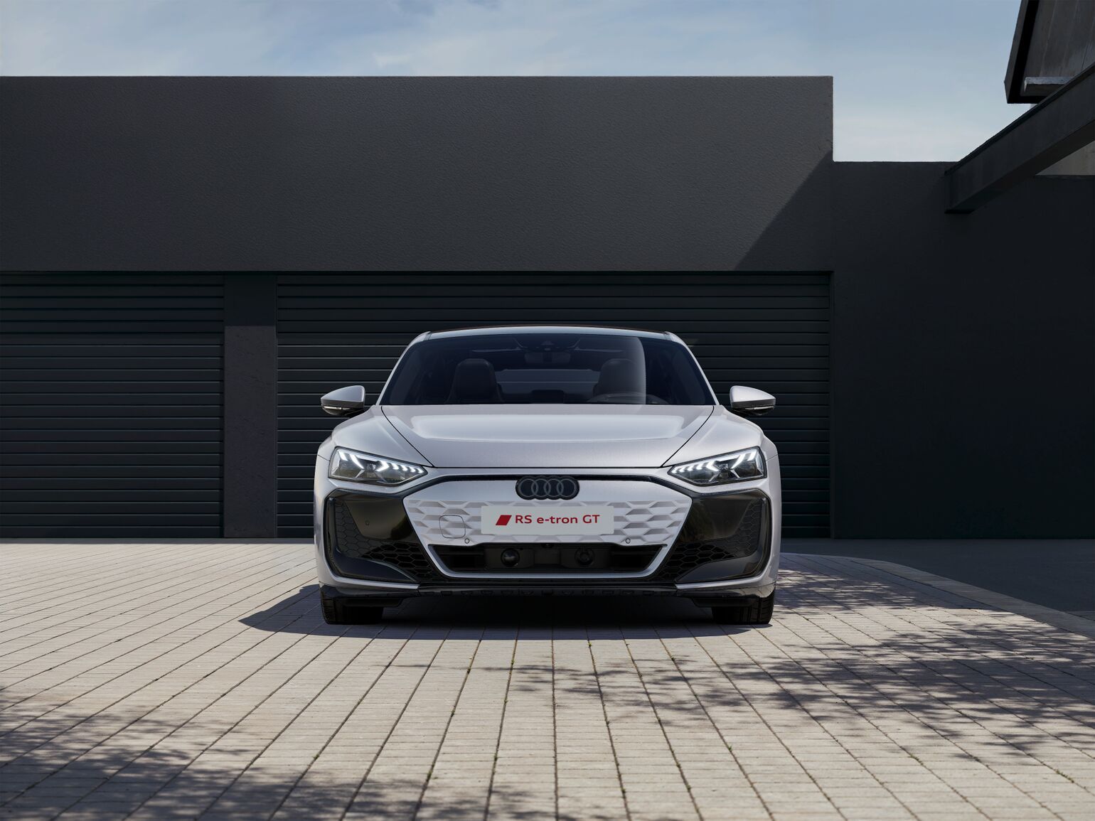 The inverted Singleframe in 3D honeycomb look stands out at the front end. L-shaped air inlets and exterior mirror housings in matt carbon camouflage are available as an option. This material is reserved exclusively for the performance model.