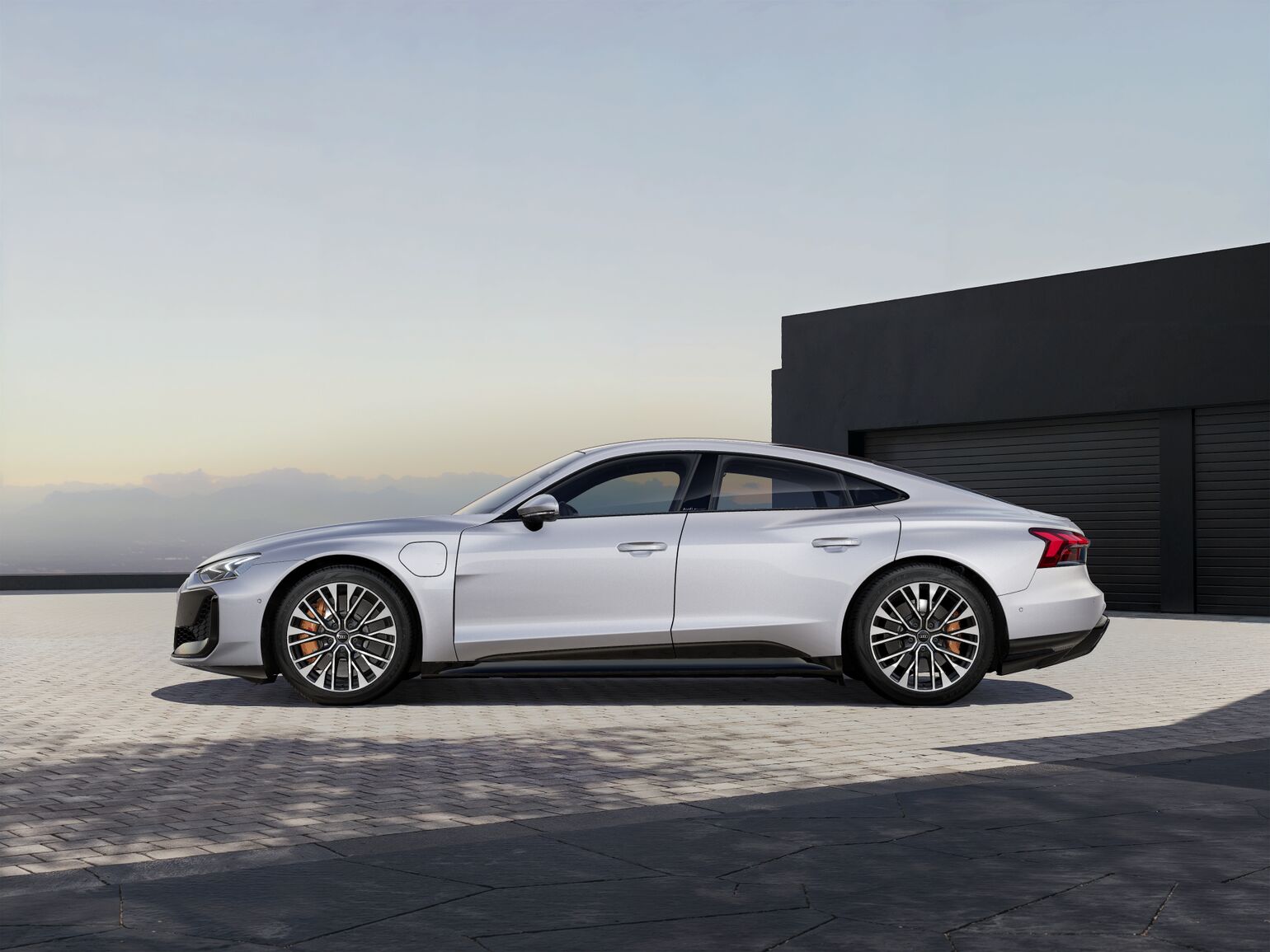 Give the Audi RS e-tron GT performance a sporty look with attachments such as the side door inlays and illuminated door sill trims in matt carbon camouflage. Black darkened 21-inch alloy wheels in 6-twin-spoke RS design round off the extroverted exterior.