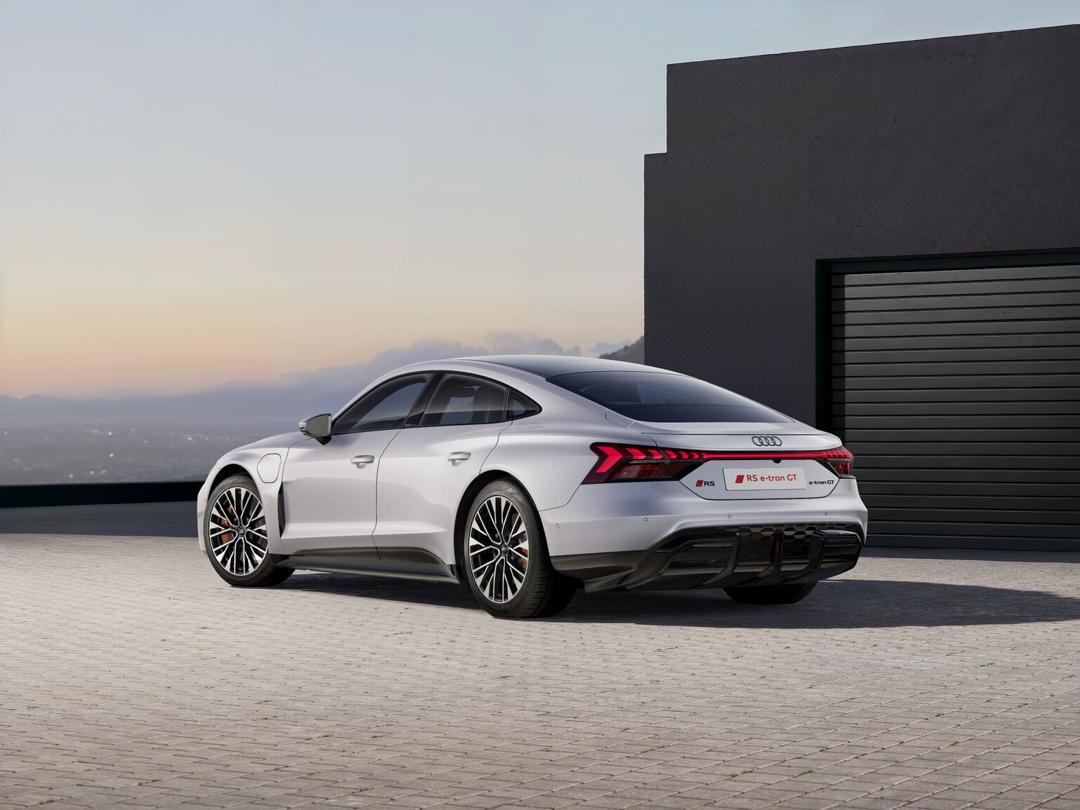 The matrix LED headlights with Audi laser light are a fundamental aspect of the progressive design language. The striking light signature with the blue accent of the Audi laser light emphasizes the vehicle’s sporty characteristics.