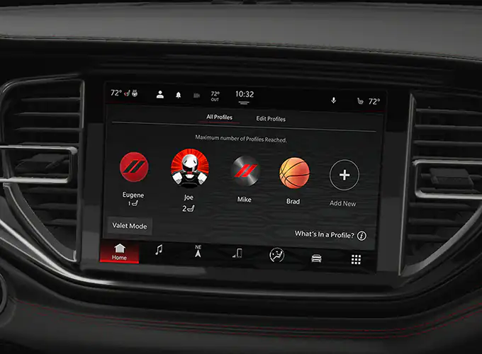 لكل شخص تفضيلاته الخاصة في القيادة - فلماذا التضحية بها؟ تتيح شاشة اللمس يو-كونكت® مقاس ١٠٫١ بوصة للسائق والركاب تخصيص ما يصل إلى خمسة ملفات تعريف فريدة، تتميز بإعدادات راحة شخصية وصفحات رئيسية والمزيد.