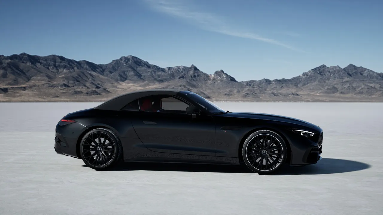Ready for the grand entrance: The 50.8-cm (20-inch) AMG light-alloy wheels in a multi-spoke design, painted matt black with a high-sheen finish.
