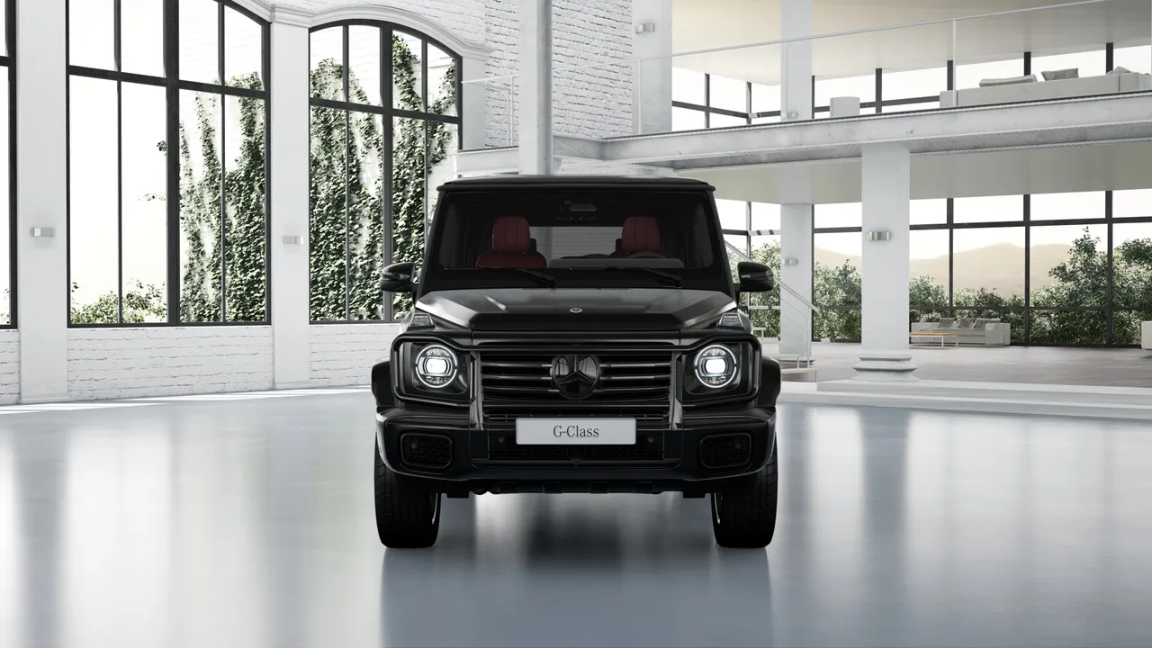The G-Class captures attention immediately with its robust and efficient front design, a symbol of its readiness for new adventures. Its iconic stature is amplified by the newly designed radiator grille and the refined body kit.