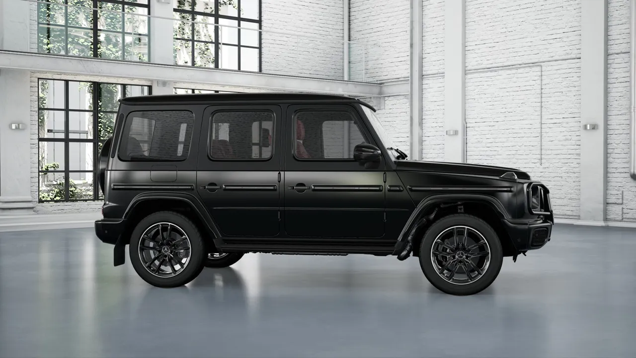 The 50,8 cm (20``) AMG 5-twin-spoke light-alloy wheels painted in Himalaya grey combine visual depth with a matt silver-colored finish.